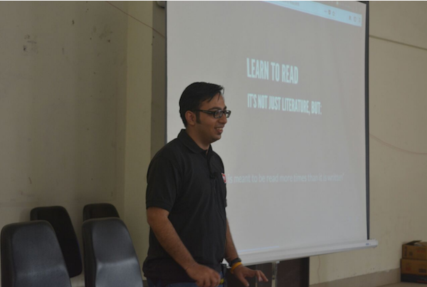 Sanyam Khurana (CuriousLearner) teaching about essential things to learn while contributing to FOSS projects
